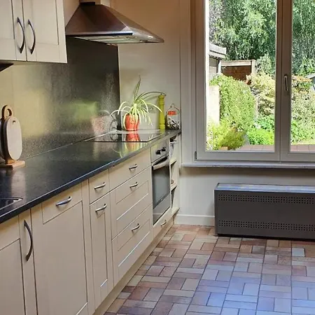 Close To Centre, 3 Rooms, 2 Bathr & Wc, Free Parking & Wifi, Spacious Living Area & Kitchen Holiday home *
