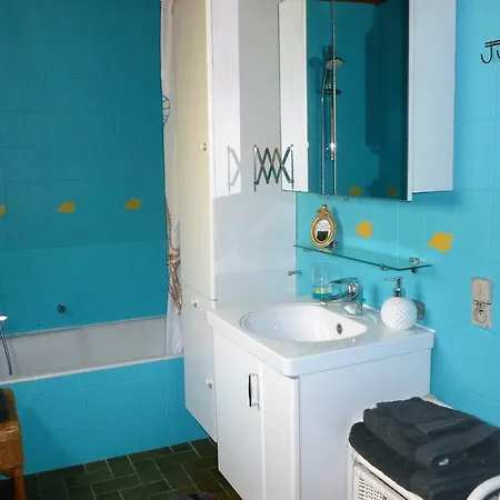 Close To Centre, 3 Rooms, 2 Bathr & Wc, Free Parking & Wifi, Spacious Living Area & Kitchen *